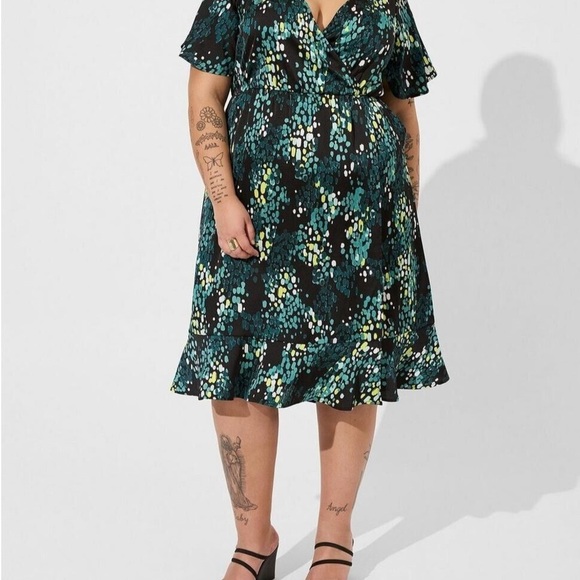 Torrid Green Faux Wrap Midi Dress - Picture 2 of 8